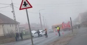 Buszbaleset: két autóval ütközött, egy jármű az árokba csapódott
