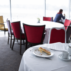 Meglepően alacsony árak a parlamenti étteremben: ennyiből ebédelhetnek a politikusok – mutatjuk a friss étlapot