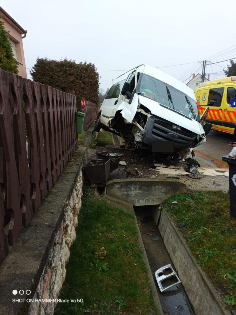 Árokba hajtott, majd kerítésnek ütközött egy kisbusz a 82-es főúton-Fotó