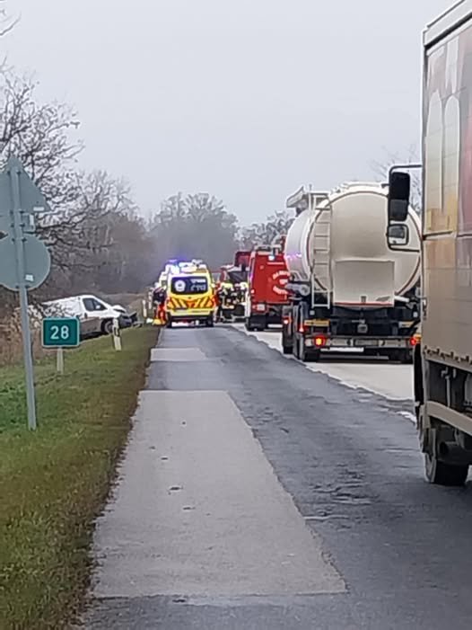 Összeütközött egy kisbusz és egy kamion a 34-es főúton.Teljes útzár!