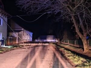 Villanyoszlopokat döntött, majd eltűnt a helyszínről: hátborzongató jelenetek