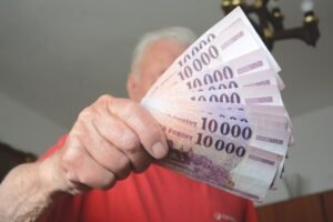 Rendkívüli változás jön a nyugdíjaknál – ezért érkezik most máskor az utalás