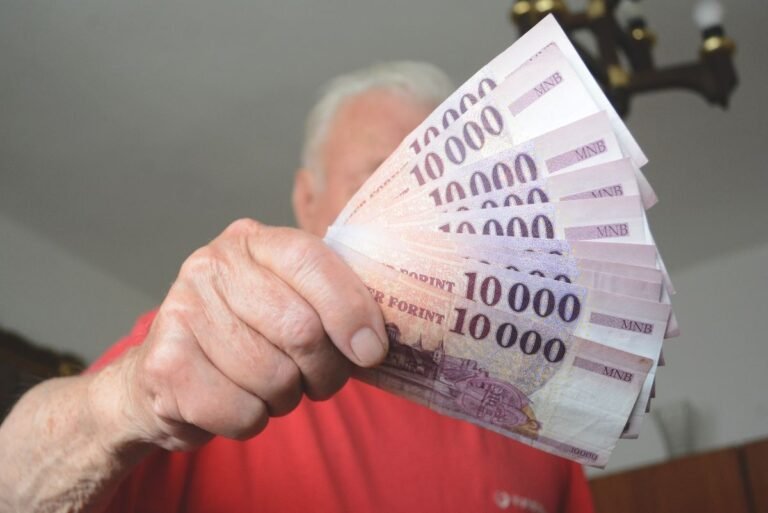 Rendkívüli változás jön a nyugdíjaknál – ezért érkezik most máskor az utalás