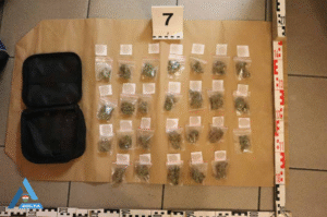 Ritka baki buktatta le azt a 63 éves férfit, akit kábítószer-kereskedelem gyanújával vettek őrizetbe – a trolin felejtette telepakolt hátizsákját.