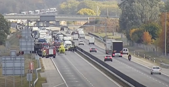 Helikopter érkezett a balesethez az M4-esen,a bámulók miatt lett gyorsan egy másik-Videó