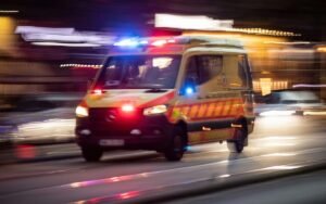 Busz és autó ütközött,a személyautó kigyulladt – 34 utas volt a buszon