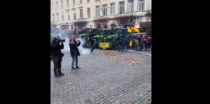 Több ezer gazda tüntet Brüsszelben – magyar szervezetek is csatlakoztak, a rendőrség vízágyút vetett be