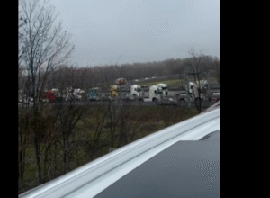 Videón a kamionos tüntetés: megbénult az M3-as bevezető és az M0-s autóút – a belváros is veszélyben