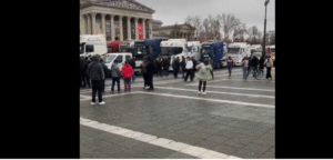Lázár Jánost is tárgyalásra hívják a tüntetők – este 8-ig maradnak a kamionok a Hősök terén
