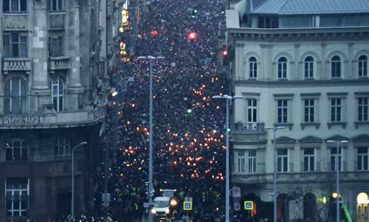 Hatalmas tömeg Magyar Péterék tüntetésén-Élő videó