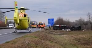 Súlyos közlekedési balesetek bénították meg az M5-öst és az M1-est – mentőhelikoptert is riasztottak