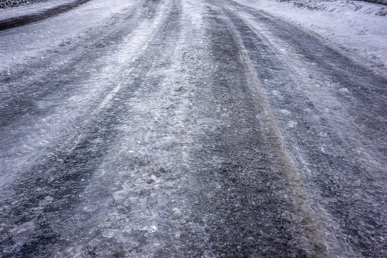 Vastag jégréteg borította út ónos eső után, elsőfokú figyelmeztetés van érvényben