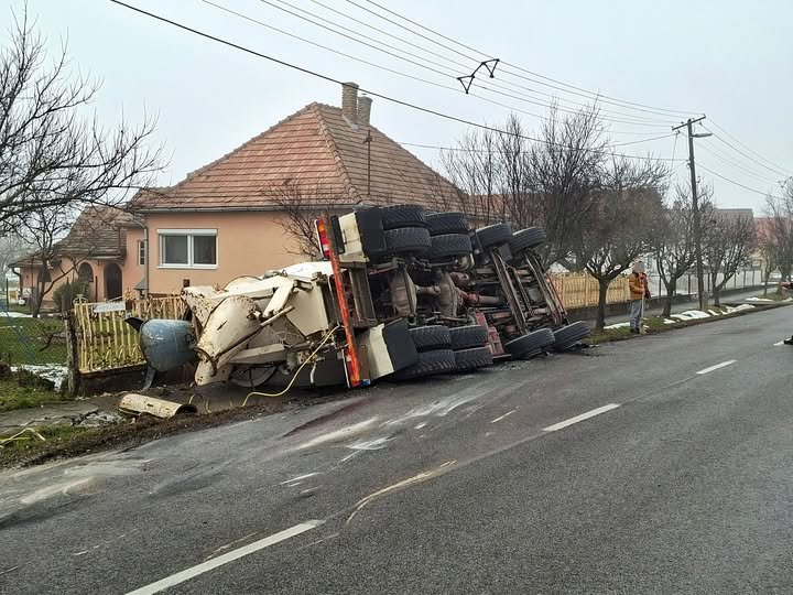 Baleset: betonkeverő ütközött autóval, lezárták az utat