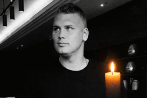 A rendőrség helyszíni szemlét tart Dudás Miklós lakásánál