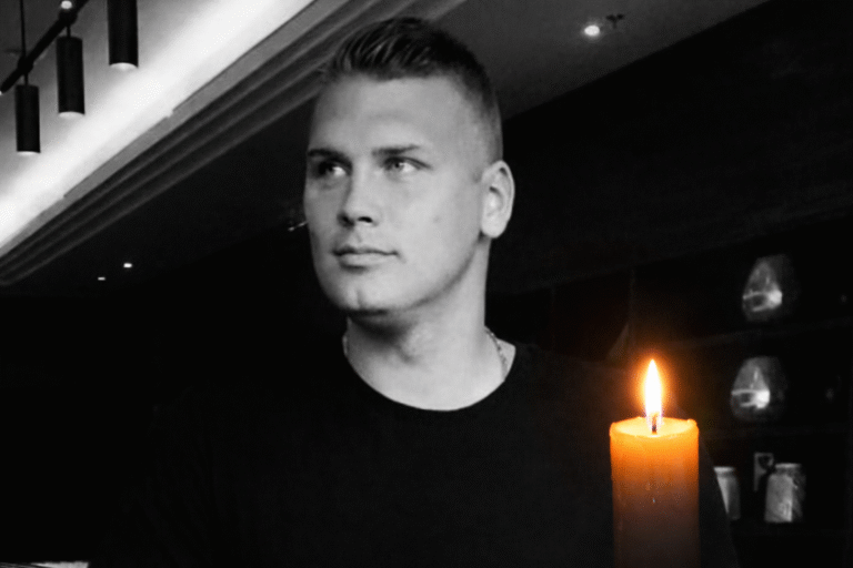 A rendőrség helyszíni szemlét tart Dudás Miklós lakásánál