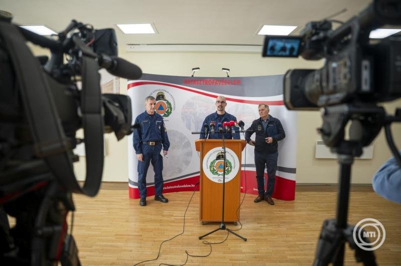Budapest, 2026. január 12. Mukics Dániel tűzoltó alezredes, az Országos Katasztrófavédelmi Főigazgatóság (OKF) szóvivője (k), mellette Balogh János rendőr altábornagy, országos rendőrfőkapitány (b) és Túrós András, az Országos Polgárőr Szövetség elnöke (j) a rendkívüli téli időjárás miatt felállított operatív törzs ülését követő sajtótájékoztatón az OKF Mogyoródi úti épületében 2026. január 12-én. MTI/Balogh Zoltán