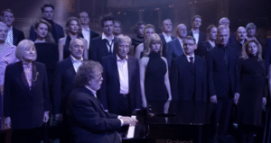 Megható és történelmi pillanatokkal köszöntötték az új évet szilveszterkor: a 130 éves Vígszínház társulata