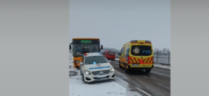 Busz és személyautó ütközött, egy másik autó árokba csapódott