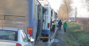 Megérkezett az ónos eső: munkagép csúszott bele két autóbuszba