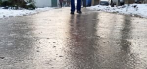 Figyelmeztetés lépett életbe: jeges csapadék boríthatja az utakat, nehéz közlekedés várható