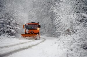 Lázár János figyelmeztet: senki ne induljon útnak, ha nem muszáj