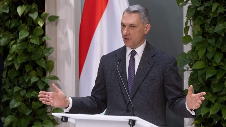 Már 47 ingatlanja van Lázár Jánosnak, 19 pótlap kellett a vagyonnyilatkozatához